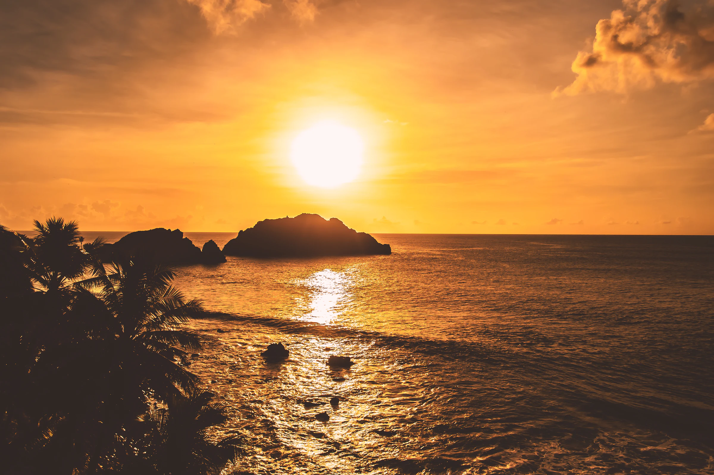 Pôr do sol no mar de Fernando de Noronha