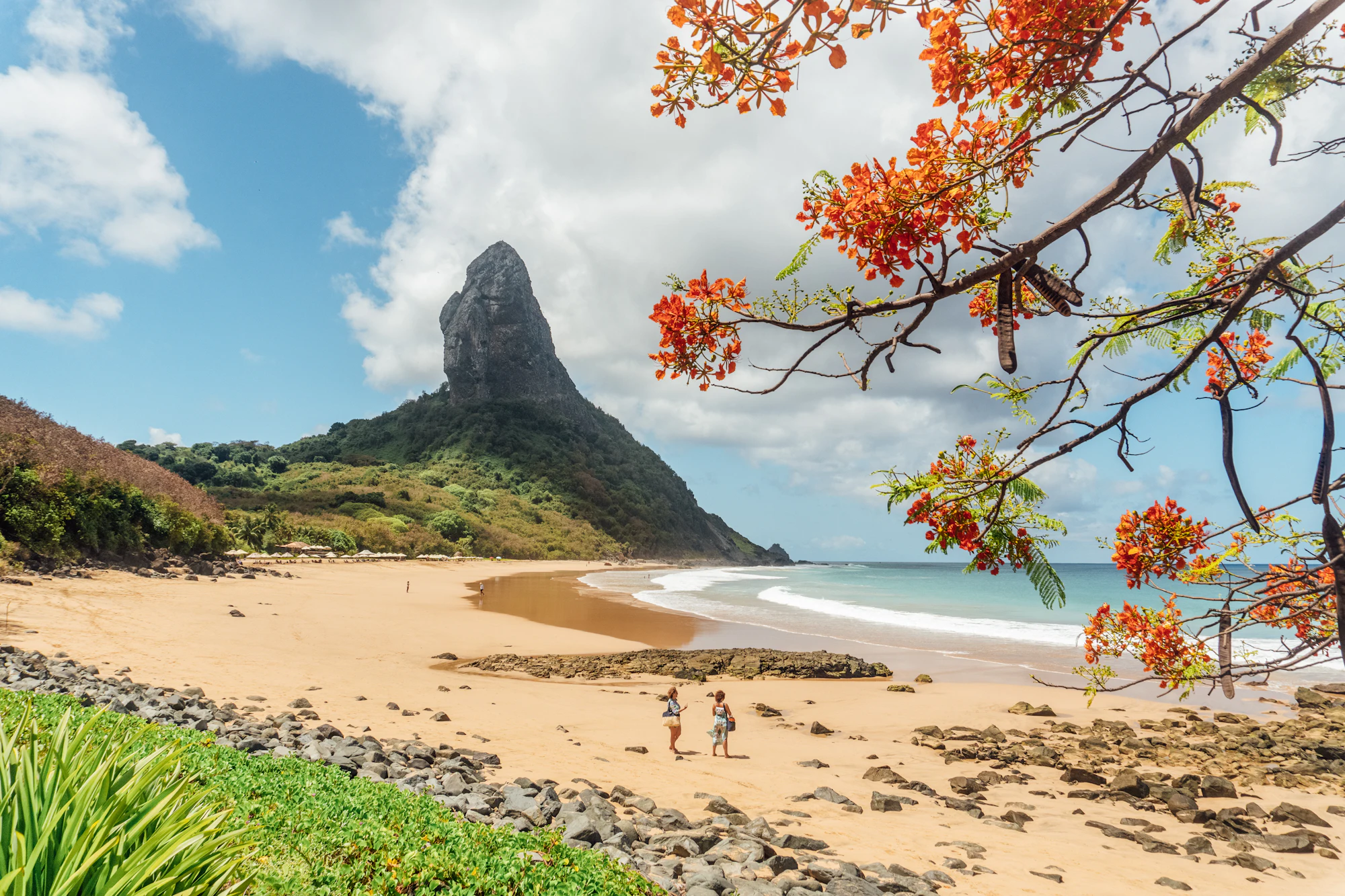Praia em Fernando de Noronha com o Morro do Pico ao fundo