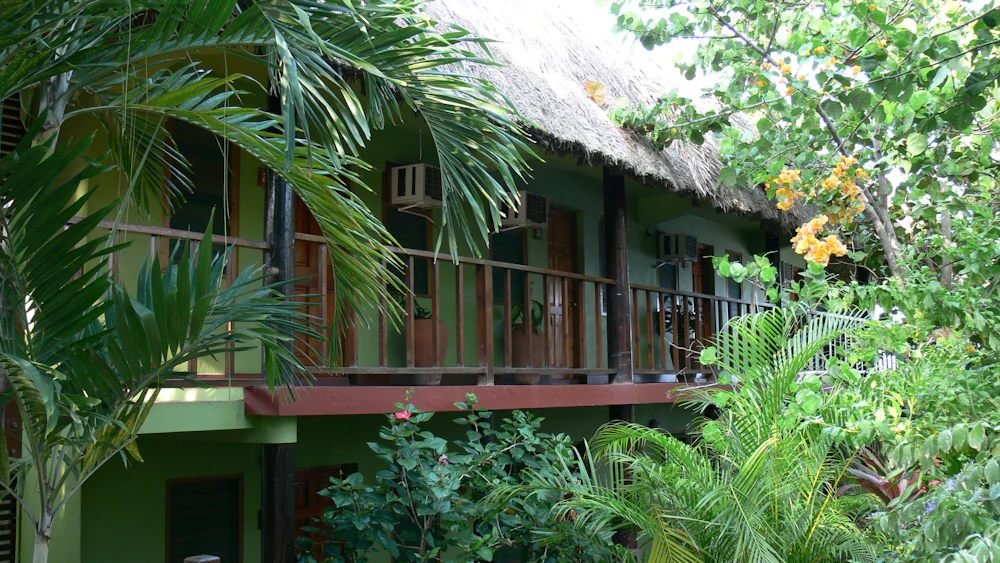 Pousada com varanda e jardim tropical
