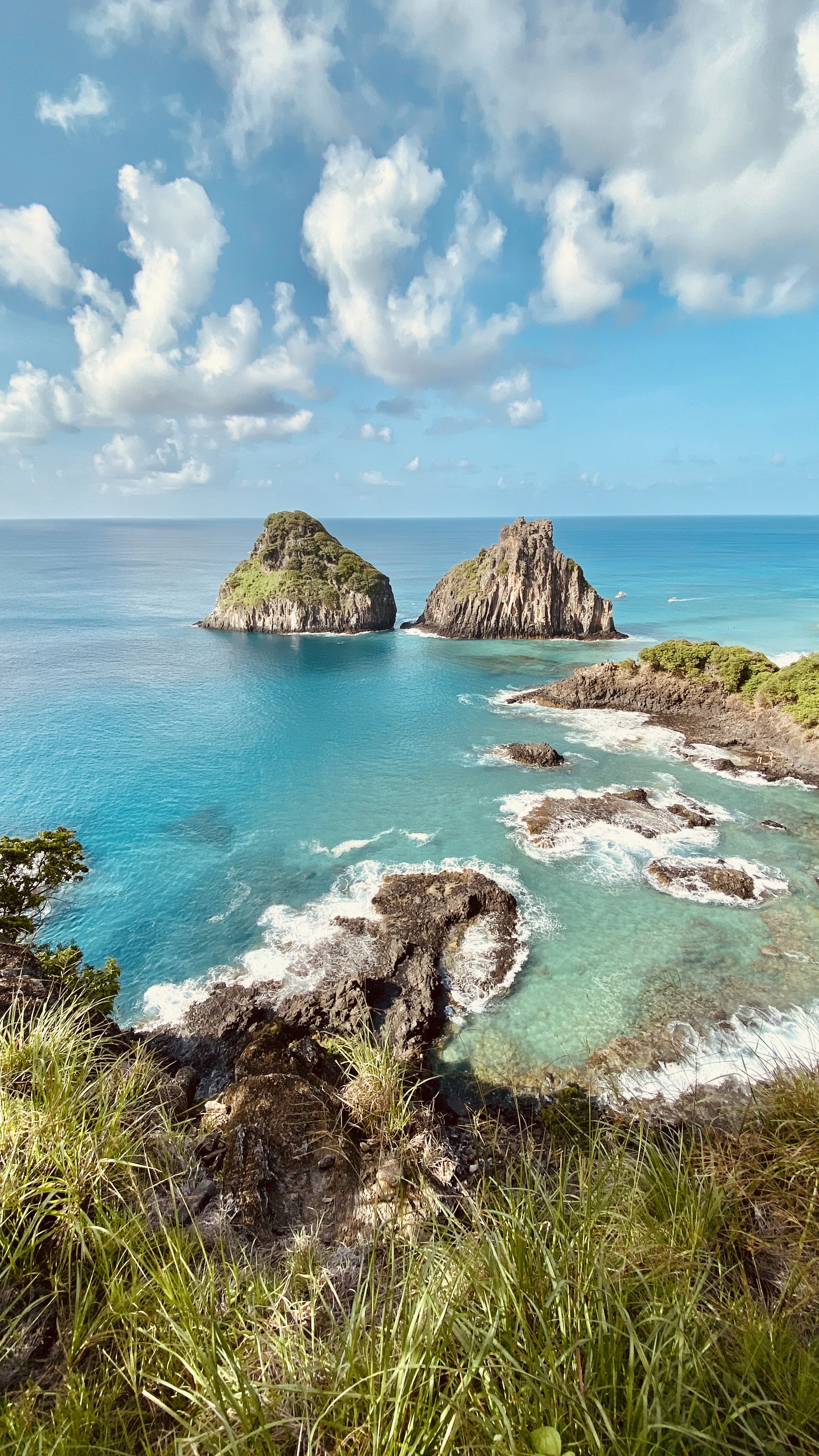 O mar turquesa e o Morro Dois Irmãos, em Fernando de Noronha